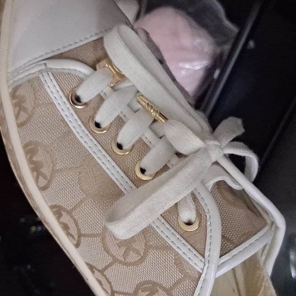 Guc Needs Cleaning Michael Kors Women's Cream and Gold Logo Sneakers